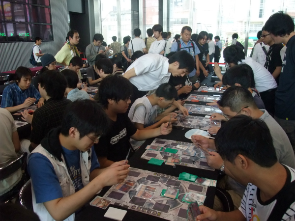 新しくモンスター・コレクションTCGを始めたい人も、今までやっていた人も真剣！